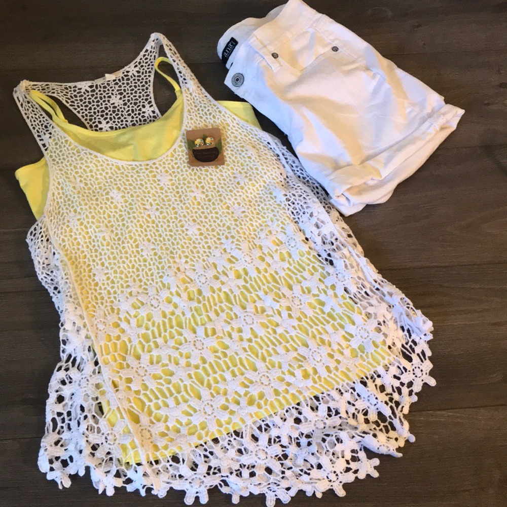 💕🏝Bundle! Shorts, two tanks and earrings! 😍